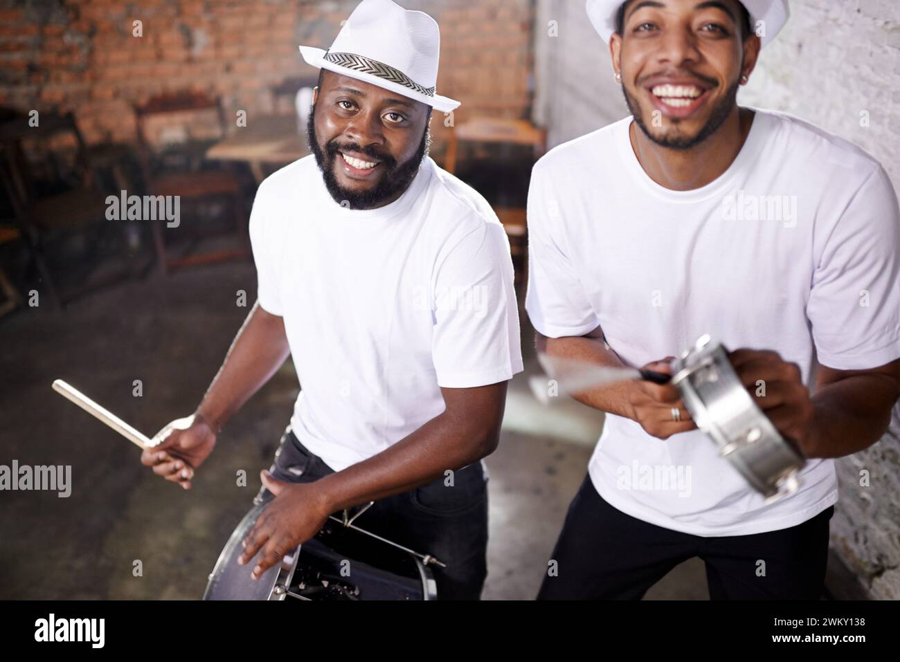 Happy, Band und Musik am Schlagzeug für Karneval, Festival oder kreative Auftritte auf einer Party in Brasilien. Nacht, Club und Porträt eines Musikers mit Instrument Stockfoto