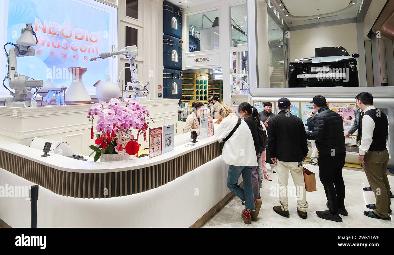 SHANGHAI, CHINA - 16. FEBRUAR 2024 - in Chinas erstem interaktiven Wissenschafts- und Technologiemuseum NEOBIO Science and Technology Museum, dem Stockfoto