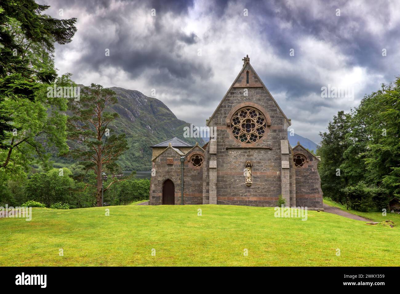 Die katholische Kirche St. Mary und St. Finnan, am Ufer des Loch Shiel, Glenfinnan, Schottland. 1873 geweiht. Stockfoto