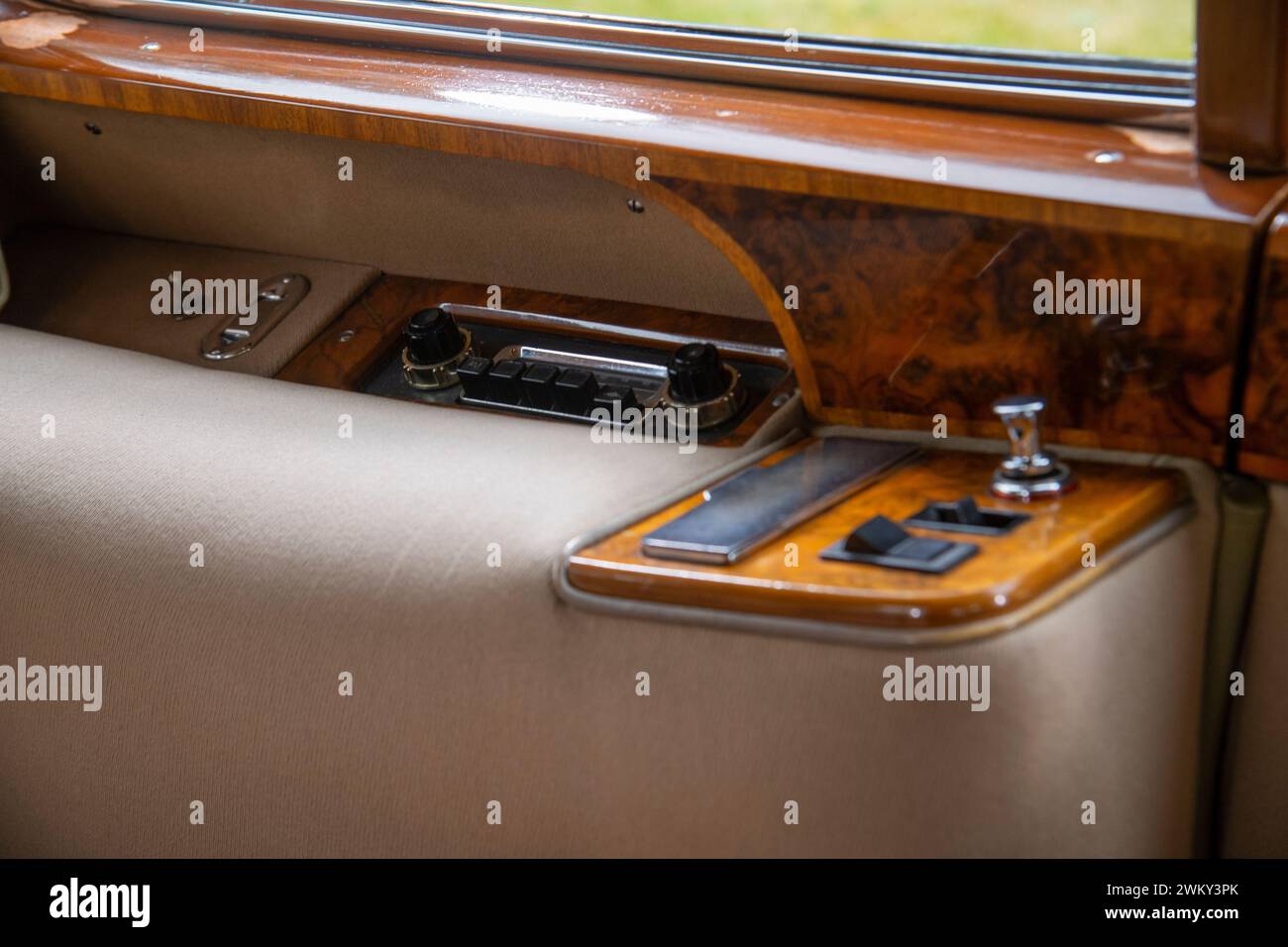 1964 Rolls-Royce Phantom V Limousine by Mulliner Park Ward - BFH1 Ex-HRH Princess Alexandra (lila) und 1970 (schwarz, 1 BFY) Stockfoto