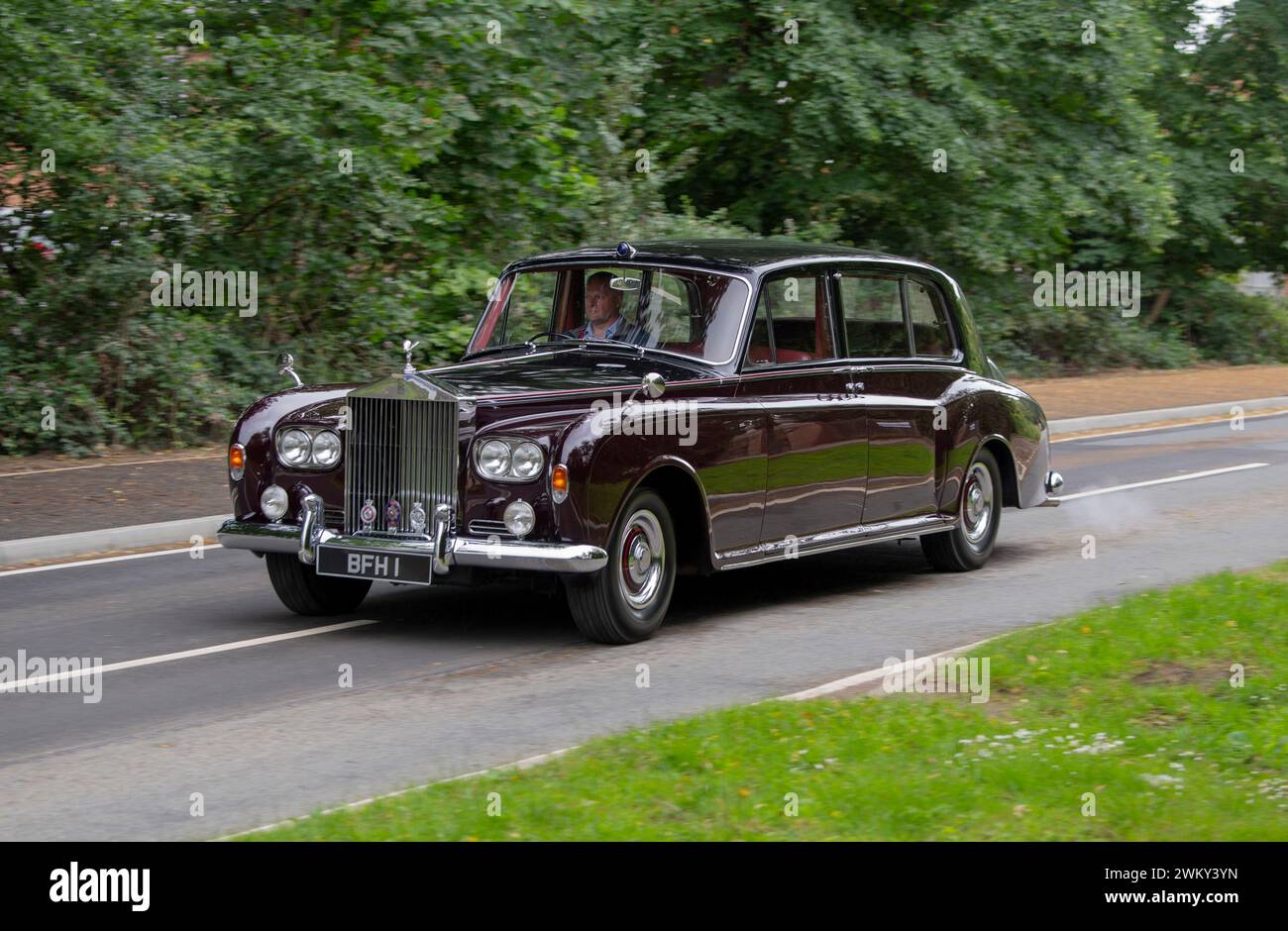 1964 Rolls-Royce Phantom V Limousine by Mulliner Park Ward - BFH1 Ex-HRH Princess Alexandra (lila) und 1970 (schwarz, 1 BFY) Stockfoto