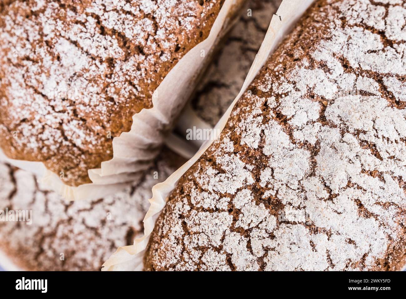 Frisch gebackenes rustikales Brot auf einem Bauernmarkt im Waddesdon Manor Stockfoto