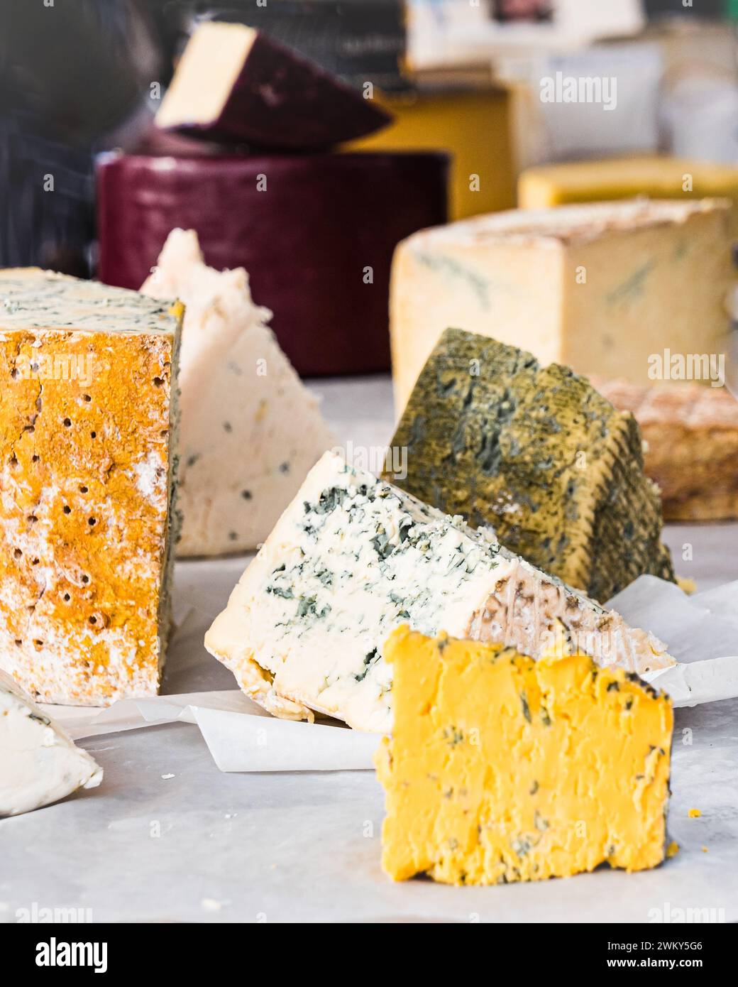 Köstlicher handwerklicher Bio-Käse auf einem Kunsthandwerksmarkt in Waddesdon. Stockfoto
