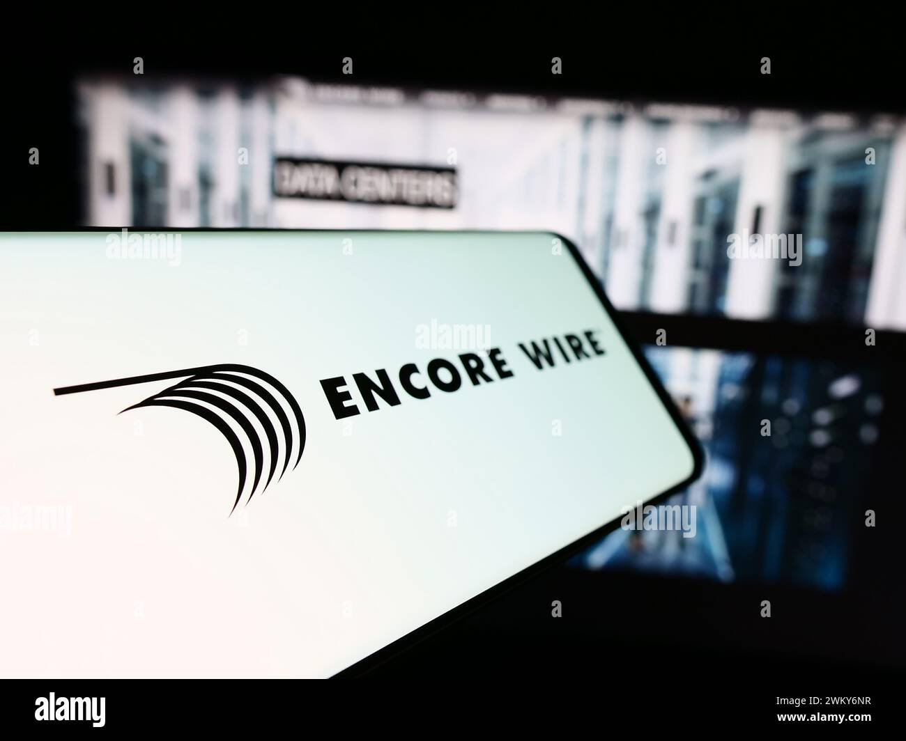 Handy mit Logo der amerikanischen Kabelhersteller Encore Wire Corporation vor der Website. Fokussieren Sie sich auf die linke Mitte des Telefondisplays. Stockfoto