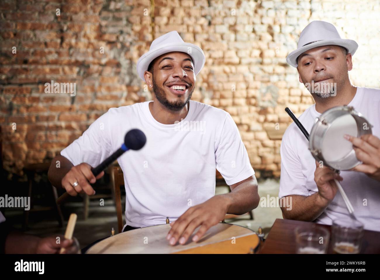 Happy, Mann und Musik am Schlagzeug für Karneval, Festival oder Auftritt mit Band auf Party. Nacht, Club und Musiker lächeln im Porträt mit Instrument für Stockfoto