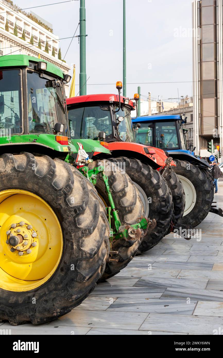 Landwirtschaftliche Traktoren, die während des Protests der griechischen Landwirte gegen die eigentliche Krise im Agrarsektor vor dem griechischen Parlament stationiert waren. Stockfoto