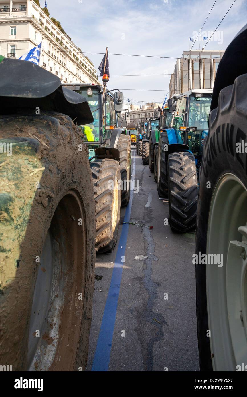 Landwirtschaftliche Traktoren, die während des Protests der griechischen Landwirte gegen die eigentliche Krise im Agrarsektor vor dem griechischen Parlament stationiert waren. Stockfoto