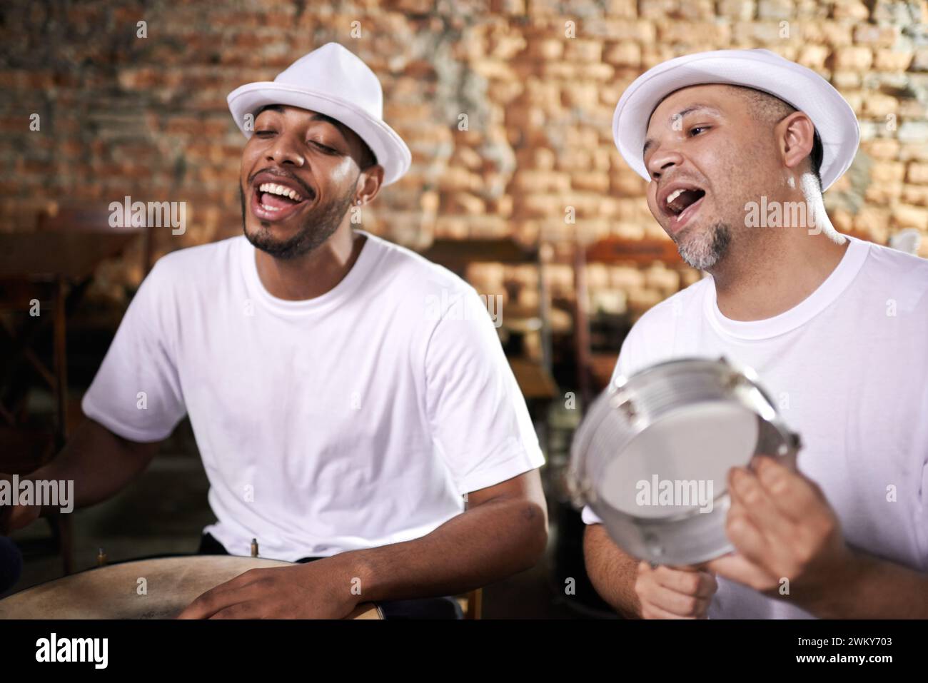 Happy, Band und Musik am Schlagzeug für Karneval, Festival oder kreative Auftritte auf einer Party in Brasilien. Nacht, Club und Musiker singen mit Instrument für Stockfoto