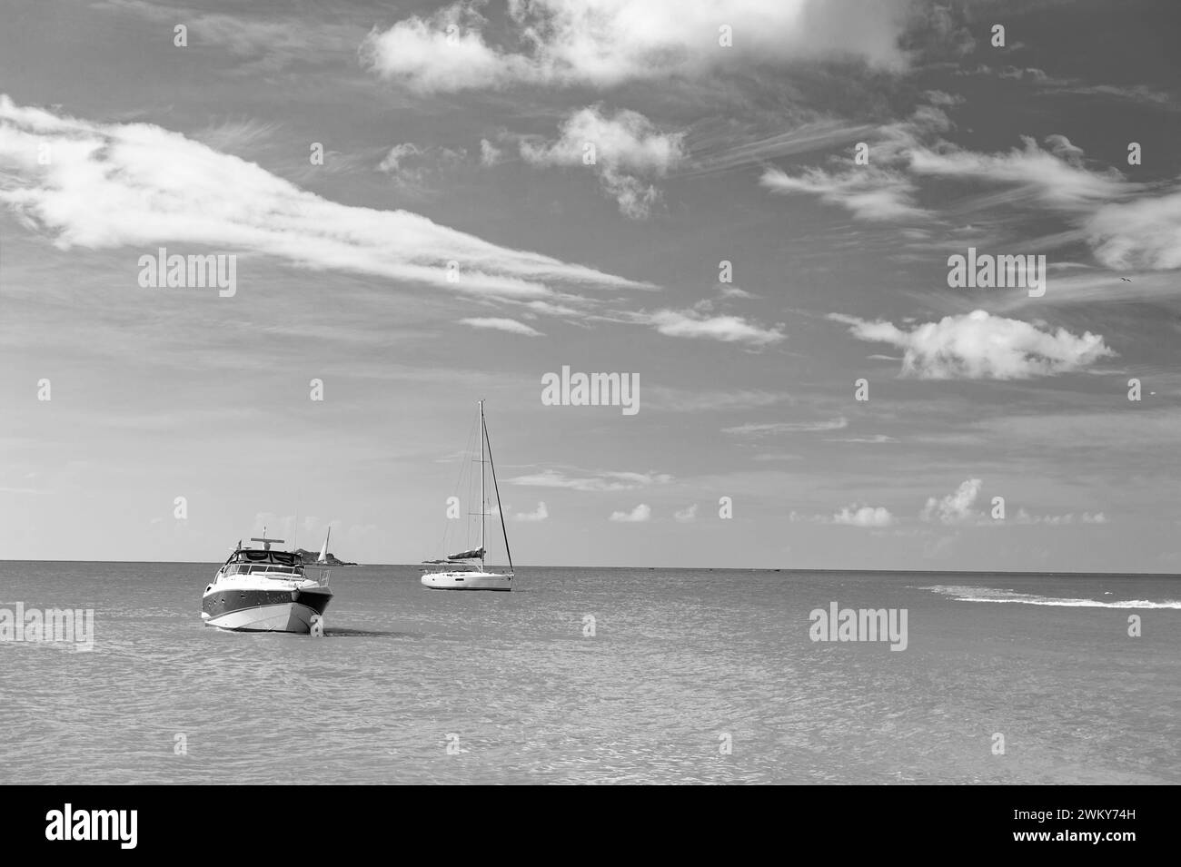 Bild: Sommerurlaub mit der Yacht am Strand. Sommerferien Yachtfahren. Stockfoto