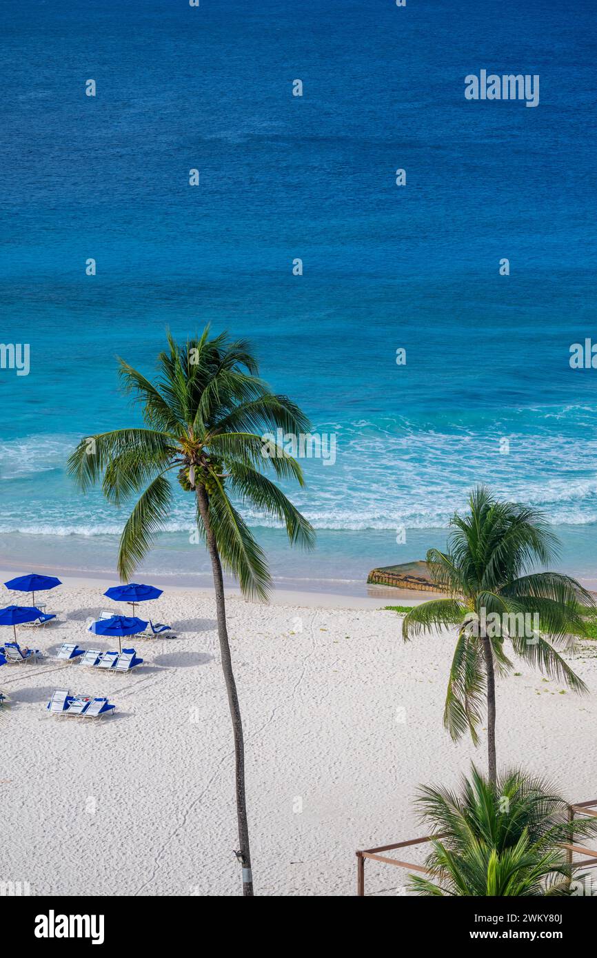 Blick aus der Vogelperspektive auf den weißen Sand und den türkisfarbenen Atlantik am Needhams Point Beach, Christ Church, Barbados Stockfoto