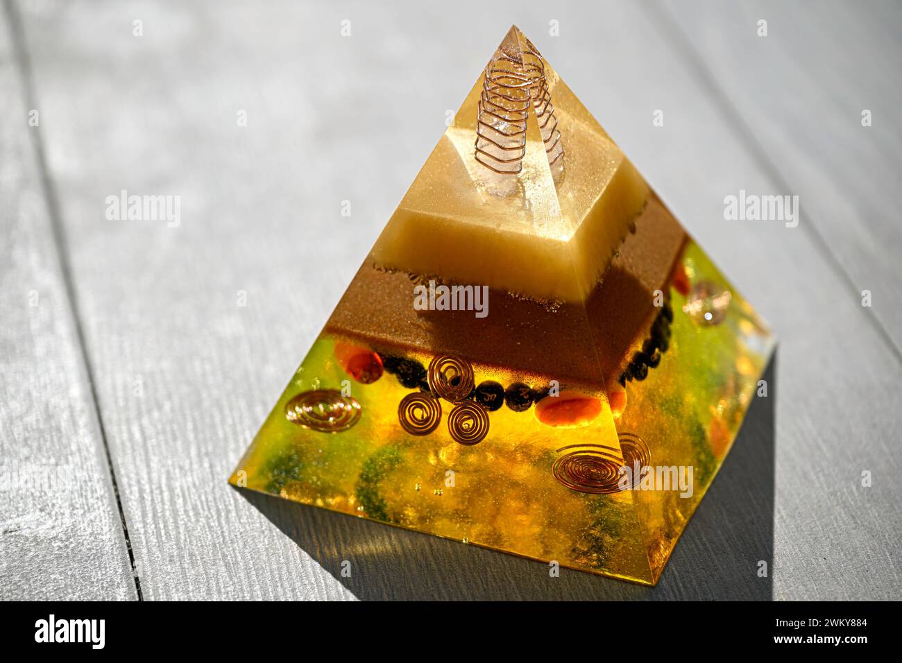 Isolierte Nahaufnahme von drei wunderschönen blauen Orgongeneratorpyramiden - Israel Stockfoto