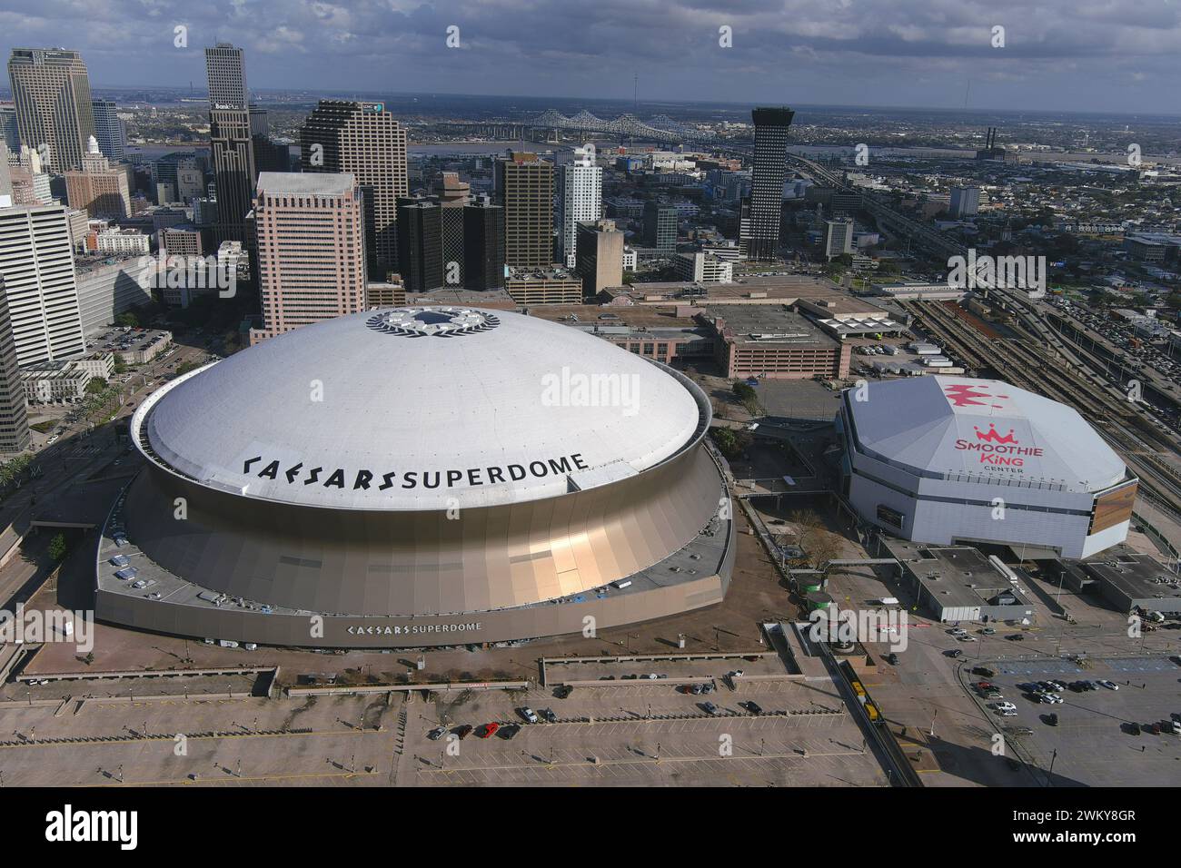 Eine allgemeine Gesamtansicht des Caesars Superdome (links) und der Smoothie King Center Arena, Donnerstag, 22. Februar 2024, in New Orleans. Stockfoto