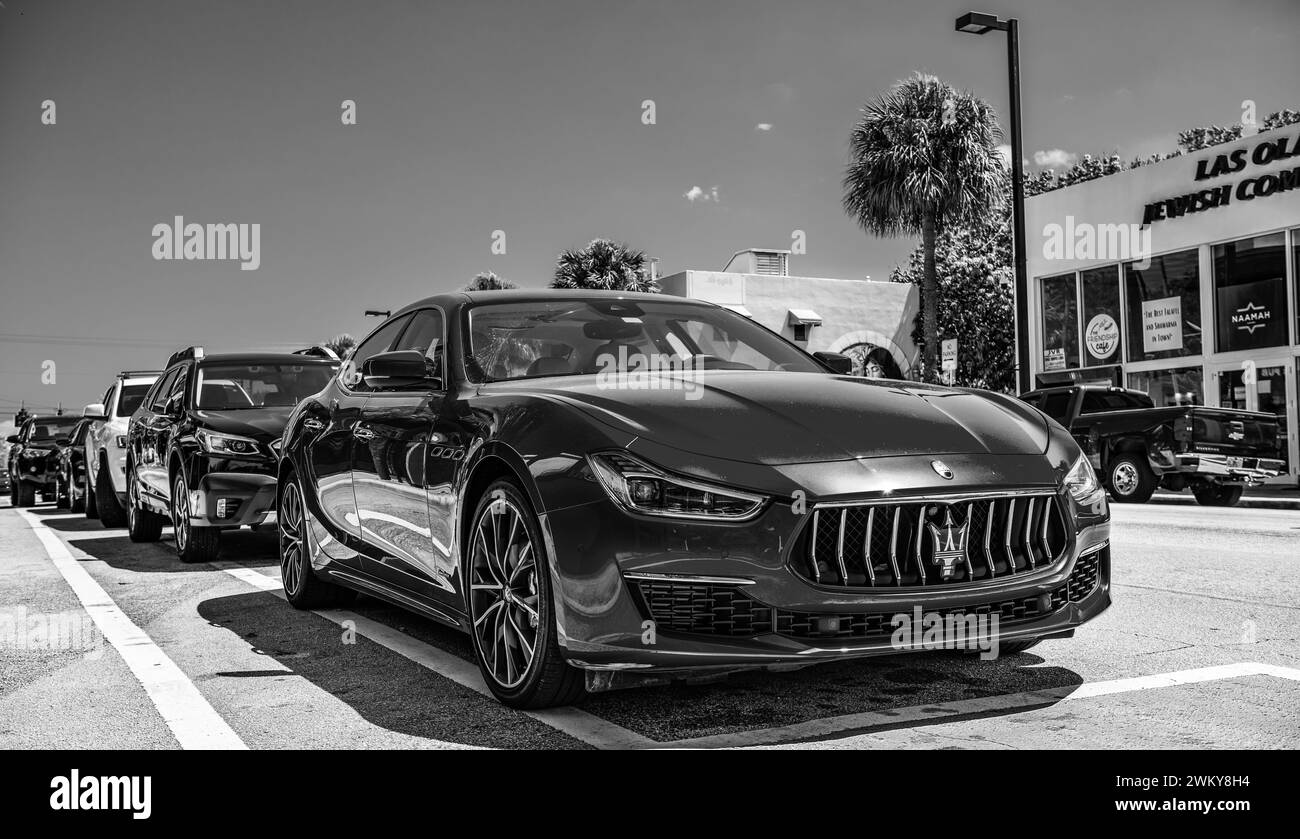 Miami, Florida, USA - 25. März 2023: Rotes 2016 Maserati Ghibli S Q4 geparktes Auto, Blick auf die Ecke Stockfoto
