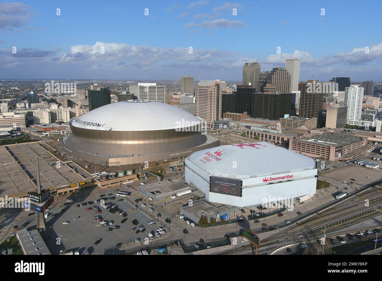 Eine allgemeine Gesamtansicht des Caesars Superdome (links) und der Smoothie King Center Arena, Donnerstag, 22. Februar 2024, in New Orleans. Stockfoto