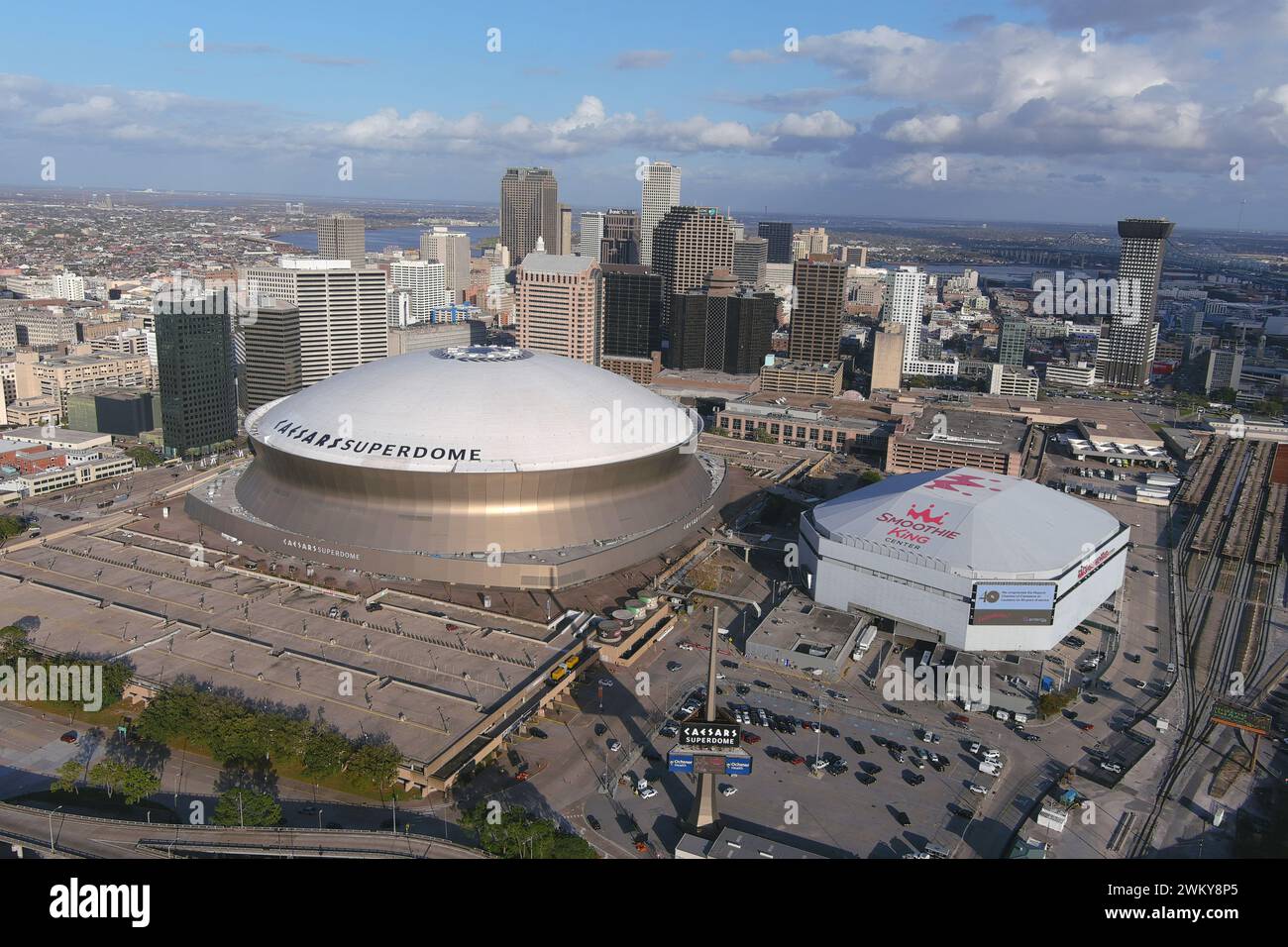 Eine allgemeine Gesamtansicht des Caesars Superdome (links) und der Smoothie King Center Arena, Donnerstag, 22. Februar 2024, in New Orleans. Stockfoto