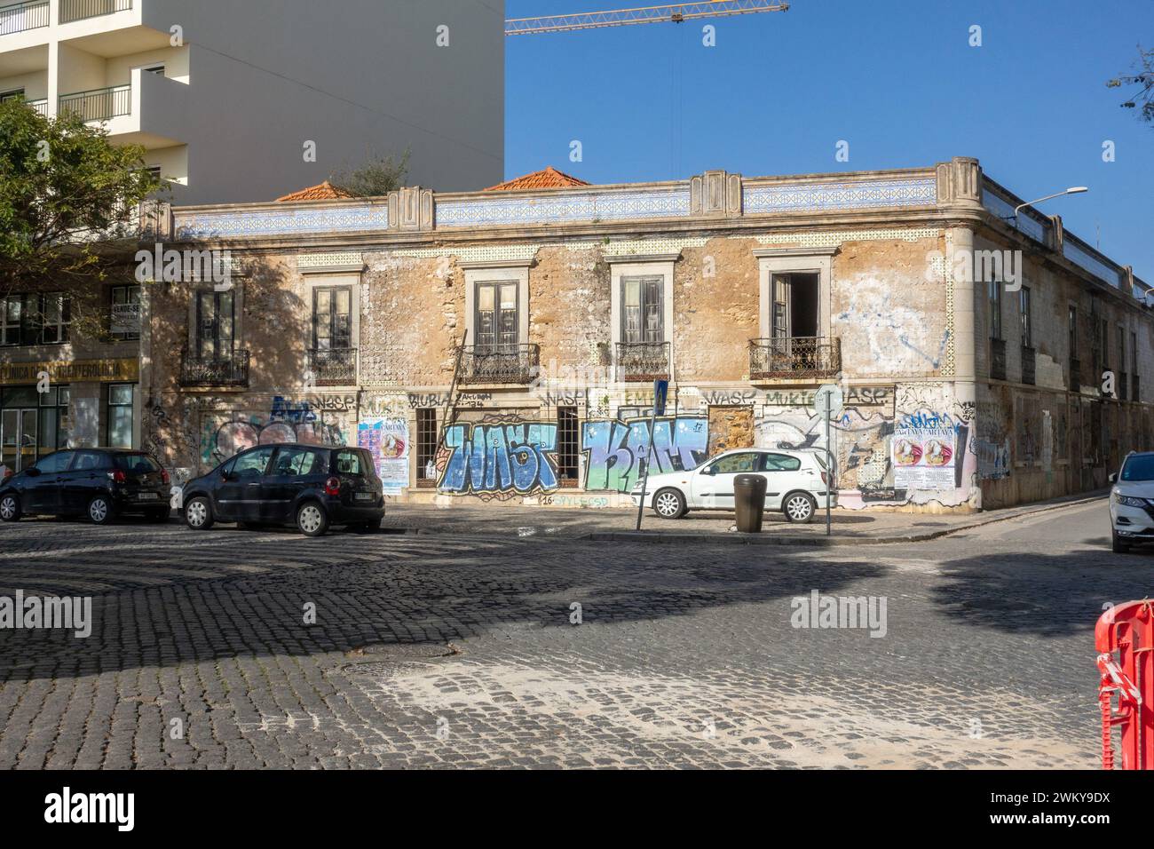 Graffiti-Überdachtes, Heruntergekommenes Gebäude In Faro Portugal, Traditionelle Historische Portugiesische Architektur In Der Nähe Des Bahnhofs 16. Februar 2024 Stockfoto