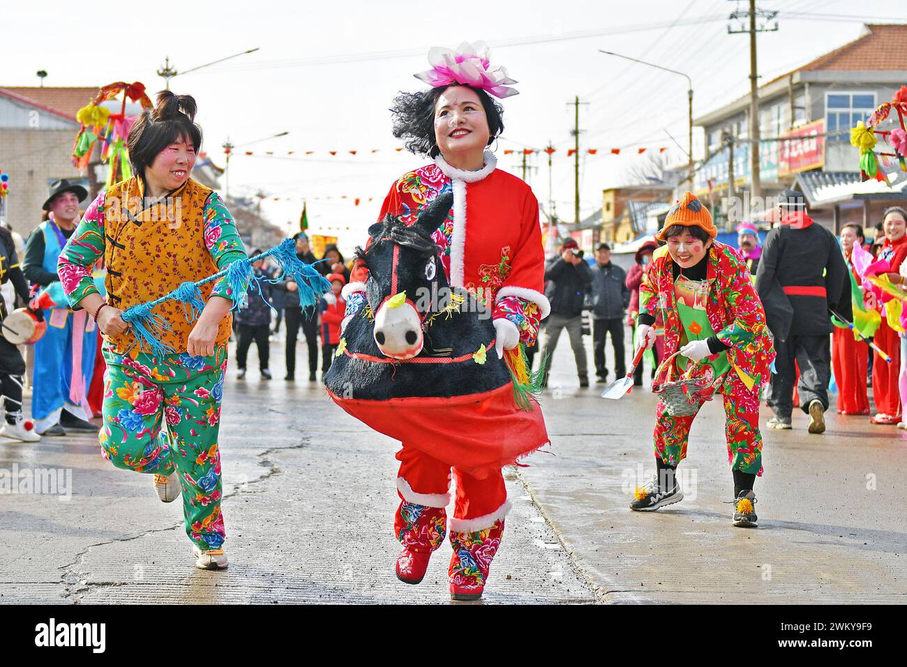 Yantai, China. Februar 2024. Volkskünstler führen bei einem Fishing Laternen Festival in Luyang Village, Dajijia Street, Huang-Bohai New District, in Yantai, China, am 23. Februar 2024. (Foto: Costfoto/NurPhoto) Credit: NurPhoto SRL/Alamy Live News Stockfoto