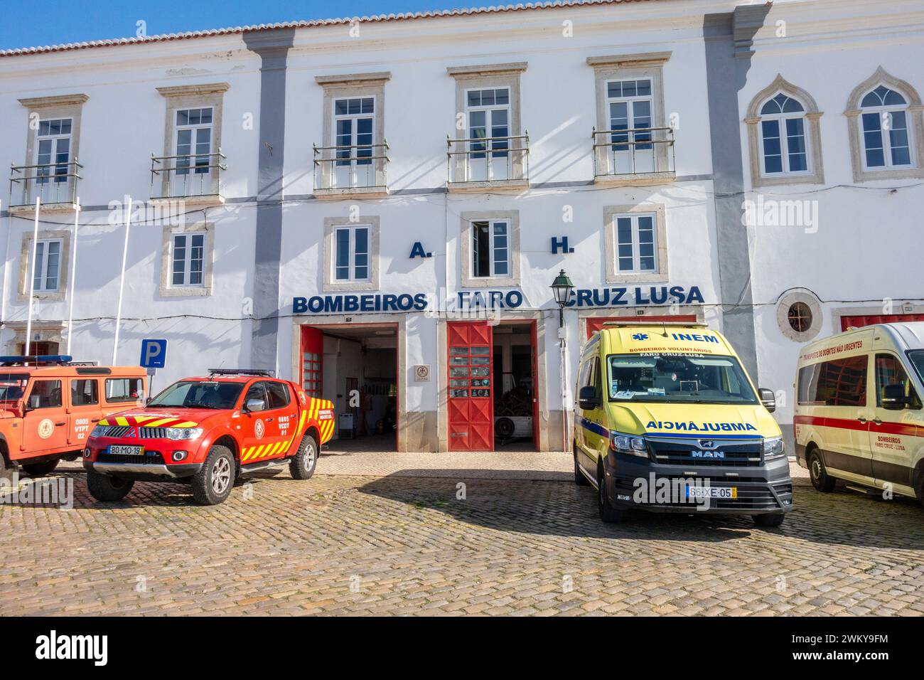 Faro Bombeiros Feuerwehrfahrzeuge Und Einsatzfahrzeuge, Die Vor Der Faro Feuerwache In Portugal Geparkt Wurden, 16. Februar 2024 Portugiesische Feuerwehrfahrzeuge Stockfoto