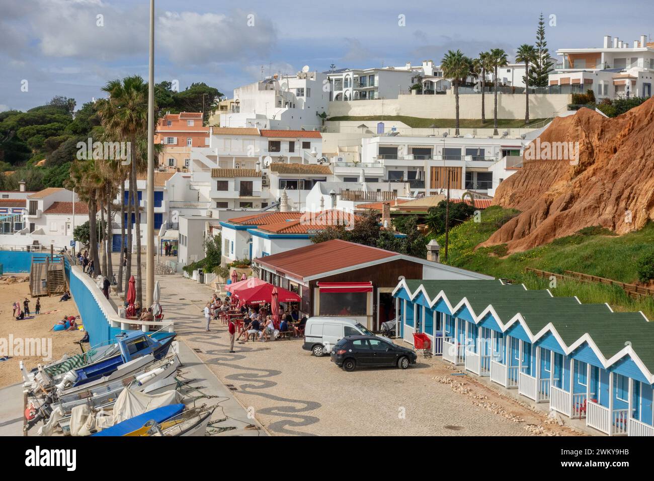 Luftaufnahme der kleinen Stadt Olhos de Agua die Algarve Portugal, Eine Strandstadt in der Nähe von Albufeira Portugal, 16. Februar 2024 Stockfoto