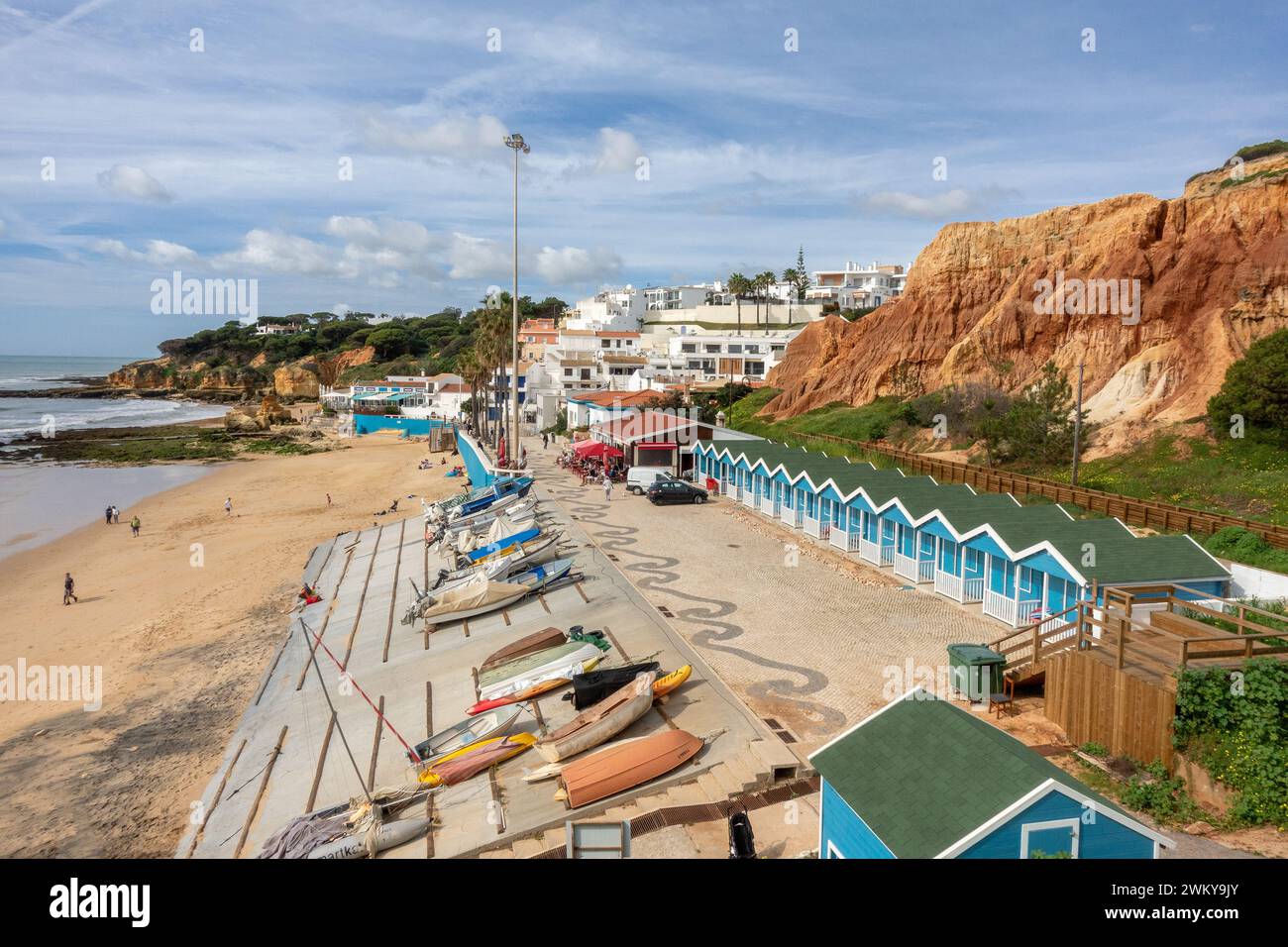 Luftaufnahme der kleinen Stadt Olhos de Agua die Algarve Portugal, Eine Strandstadt in der Nähe von Albufeira Portugal, 16. Februar 2024 Stockfoto