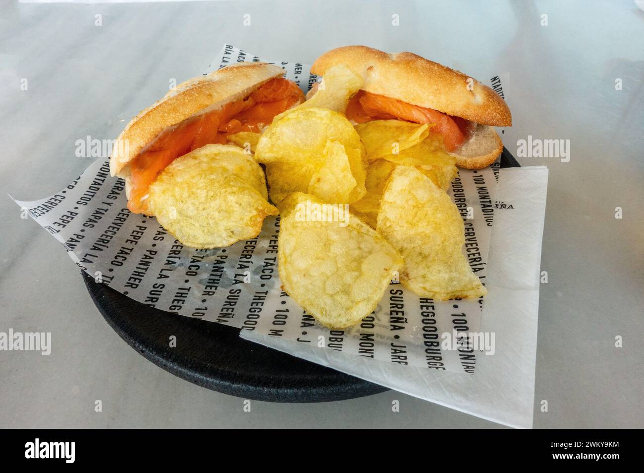 Geräucherter Lachs Mini Finger Roll Subs Bocadillos Brot Sandwiches Serviert Mit Kartoffelchips Chips Aus Dem Spanischen Tapas Fast Food Store100 Montaditos Stockfoto