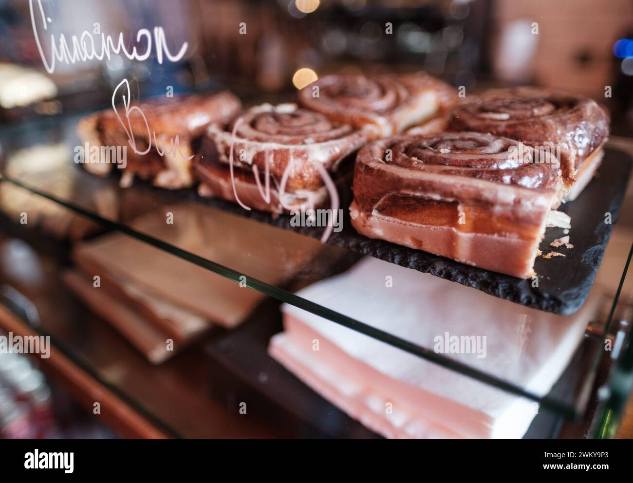 Einige köstliche Zimtbrötchen (Rolls) in Einem trendigen Café oder einer Bäckerei Stockfoto