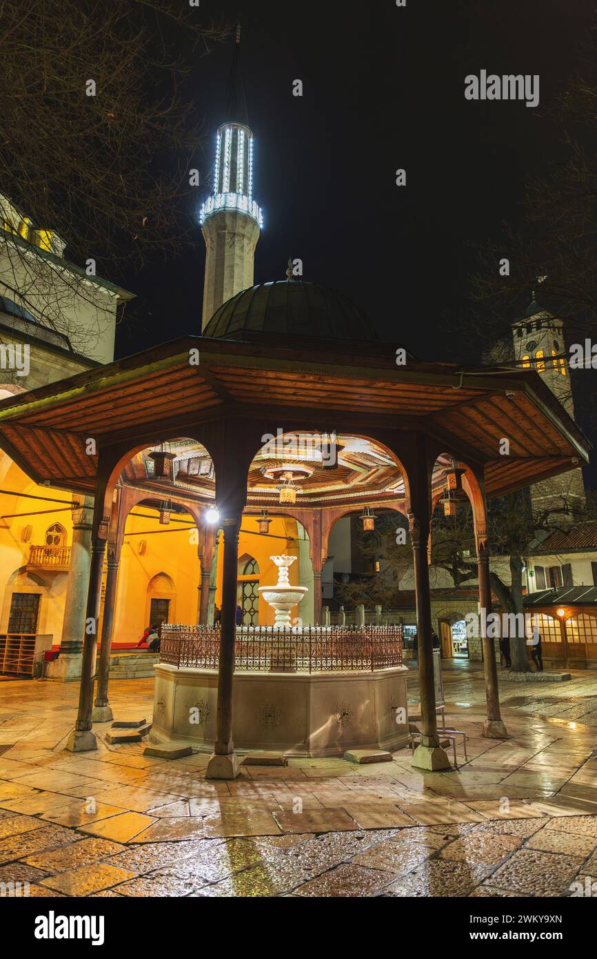 Sarajevo – BiH – 10. Februar 2024: Die Gazi Husrev Beg Moschee ist eine Moschee in Sarajevo. Sie wurde im 16. Jahrhundert erbaut und ist die größte historische Moschee in Bosnien Stockfoto