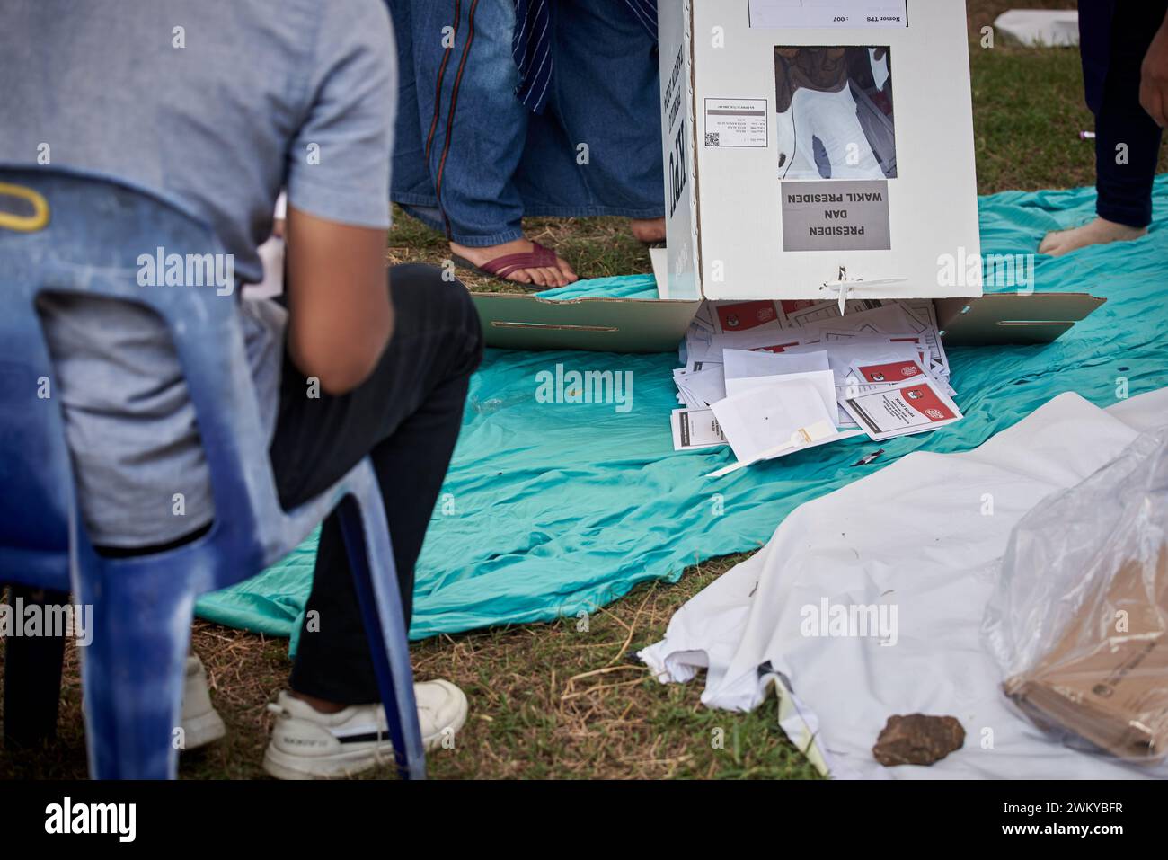 Banda Aceh, Indonesien - 14. Februar 2024: Stapel von Wahlurnen an Wahlstationen in Banda Aceh, Indonesien Stockfoto