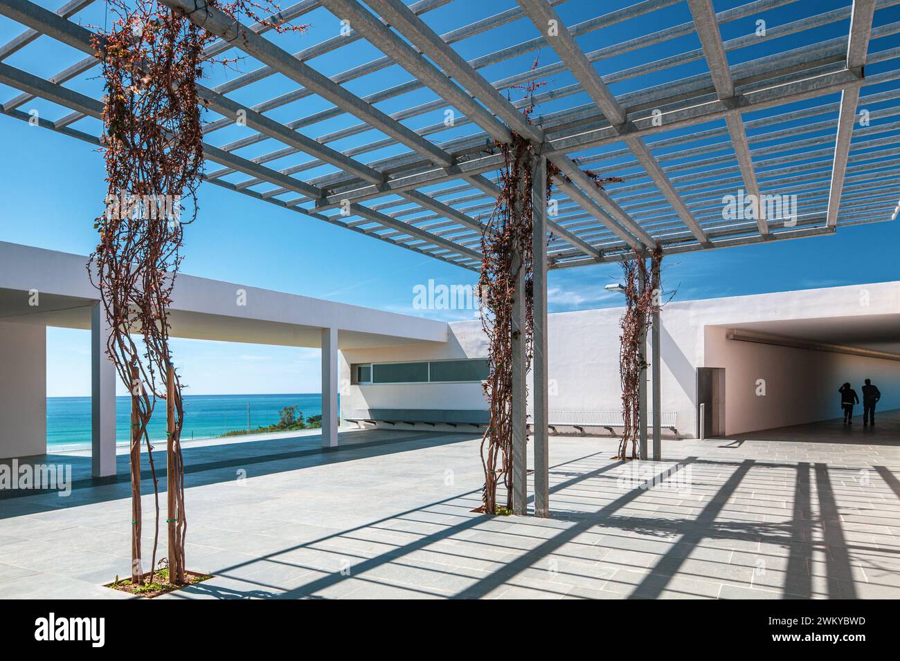 Besucherzentrum der römischen archäologischen Stätte von Baelo Claudia (Bolonia, Provinz Cadiz, Spanien). Der Komplex wurde vom Architekten Guillermo entworfen Stockfoto