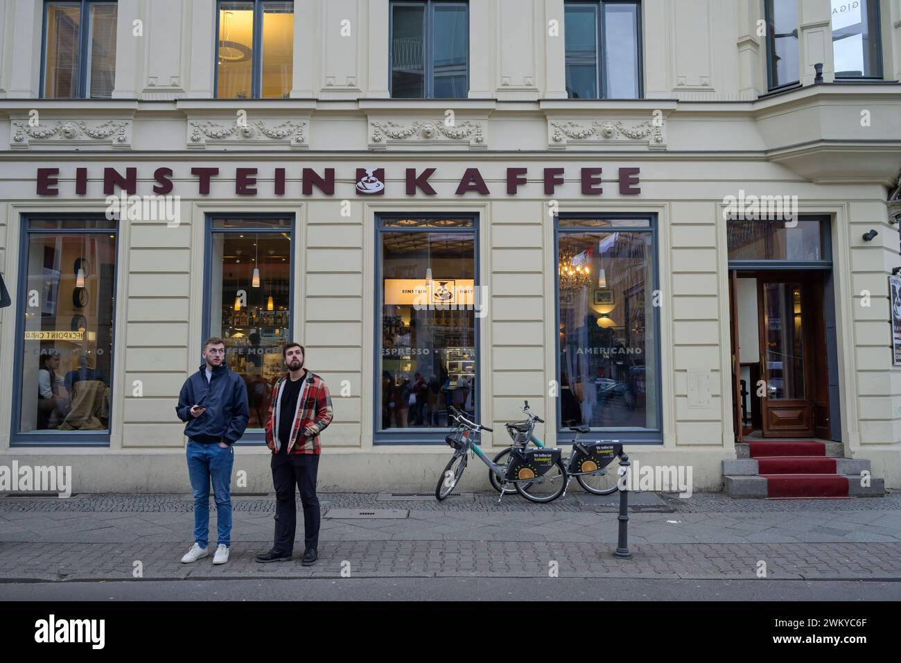 Einstein Kaffee, CafÃ im Haus Apotheke zum Weißen Adler, Friedrichstraße, Checkpoint Charlie, Mitte, Berlin, Deutschland *** Einstein Kaffee, Café in der Apotheke zum Weißen Adler, Friedrichstraße, Checkpoint Charlie, Mitte, Berlin, Deutschland Stockfoto
