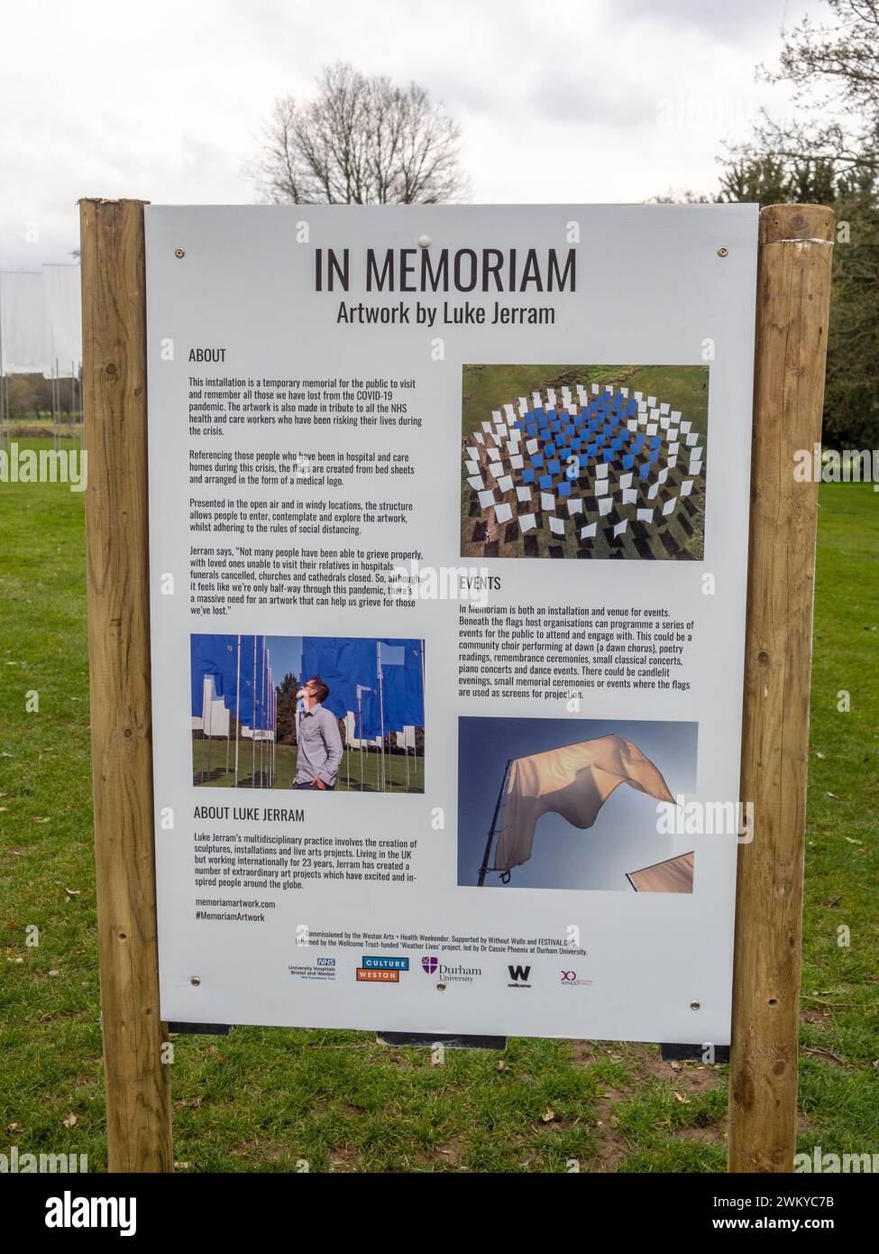 In memoriam, eine Kunstinstallation von Luke Jerram, Northampton, Großbritannien; zum Gedenken an die Verstorbenen der COVID-19-Pandemie und eine Hommage an NHS/Pflegekräfte Stockfoto