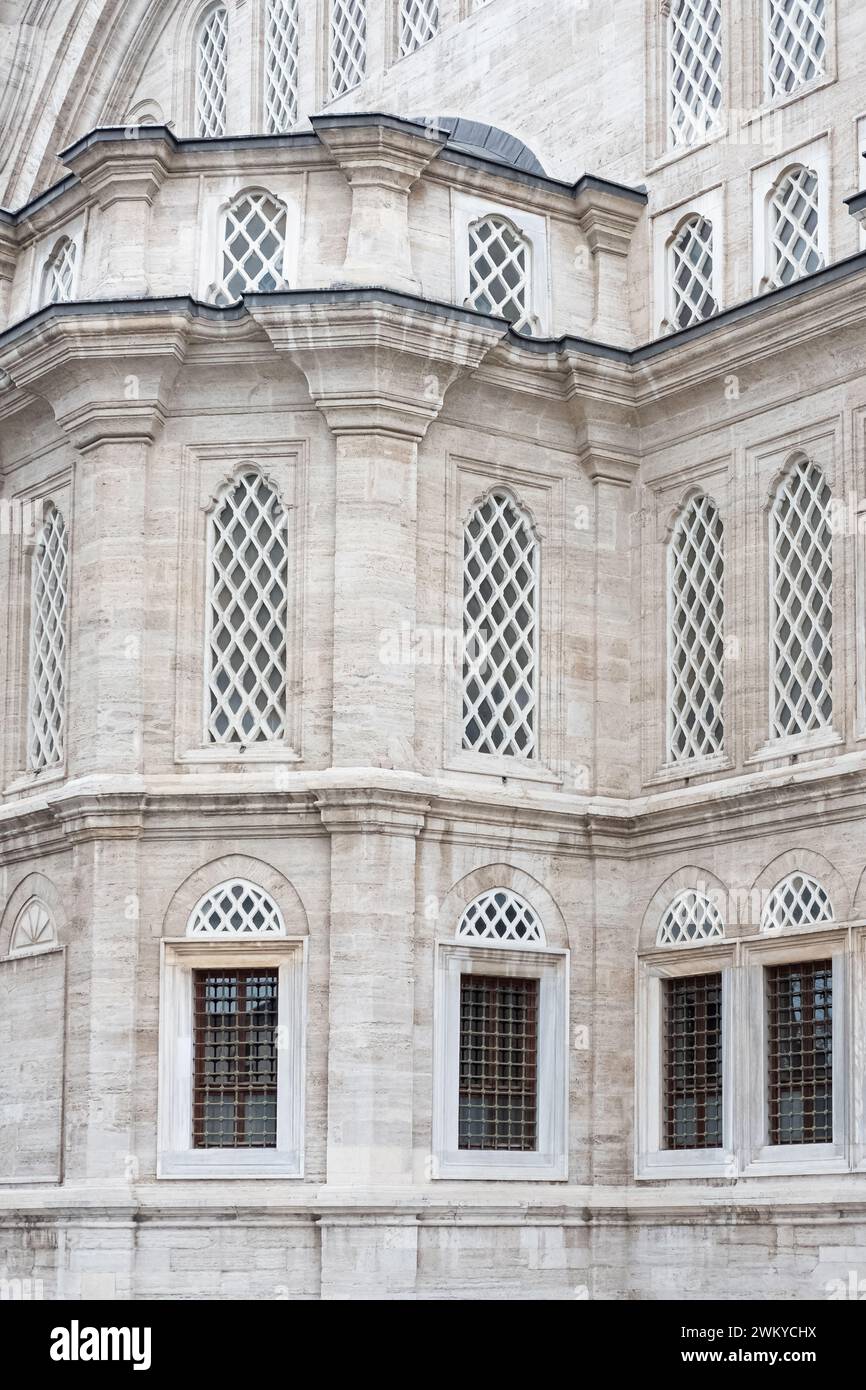 Auf den Straßen Istanbuls, an öffentlichen Plätzen. Elemente der architektonischen Dekoration von Gebäuden, Türen und Bögen, Gipsleisten und -Muster. Bogen Stockfoto