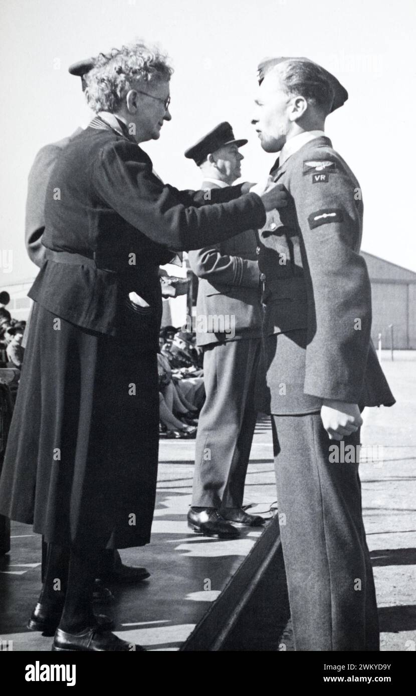 Ein führender Flugzeugbauer der Royal AIF Force Volunteer Reserve erhielt während des Zweiten Weltkriegs eine Auszeichnung in Pretoria. Stockfoto