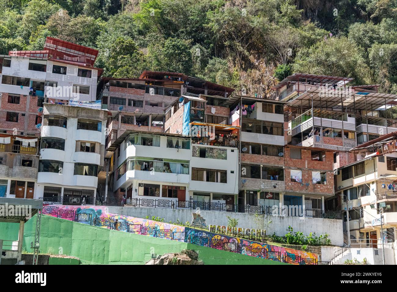 Blick auf Apartments/Gebäude über einem Fußballfeld in Aguas Calientes, Peru Stockfoto