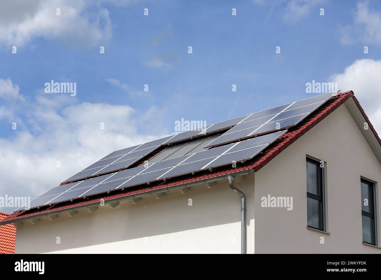 Einfamilienhaus mit Photovoltaik auf dem Giebeldach Stockfoto