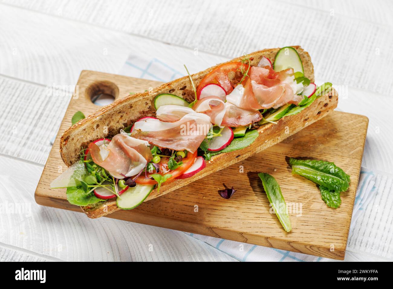 Köstliches Sandwich, gefüllt mit frischem Baguette, voller Geschmack und gesunden Zutaten Stockfoto