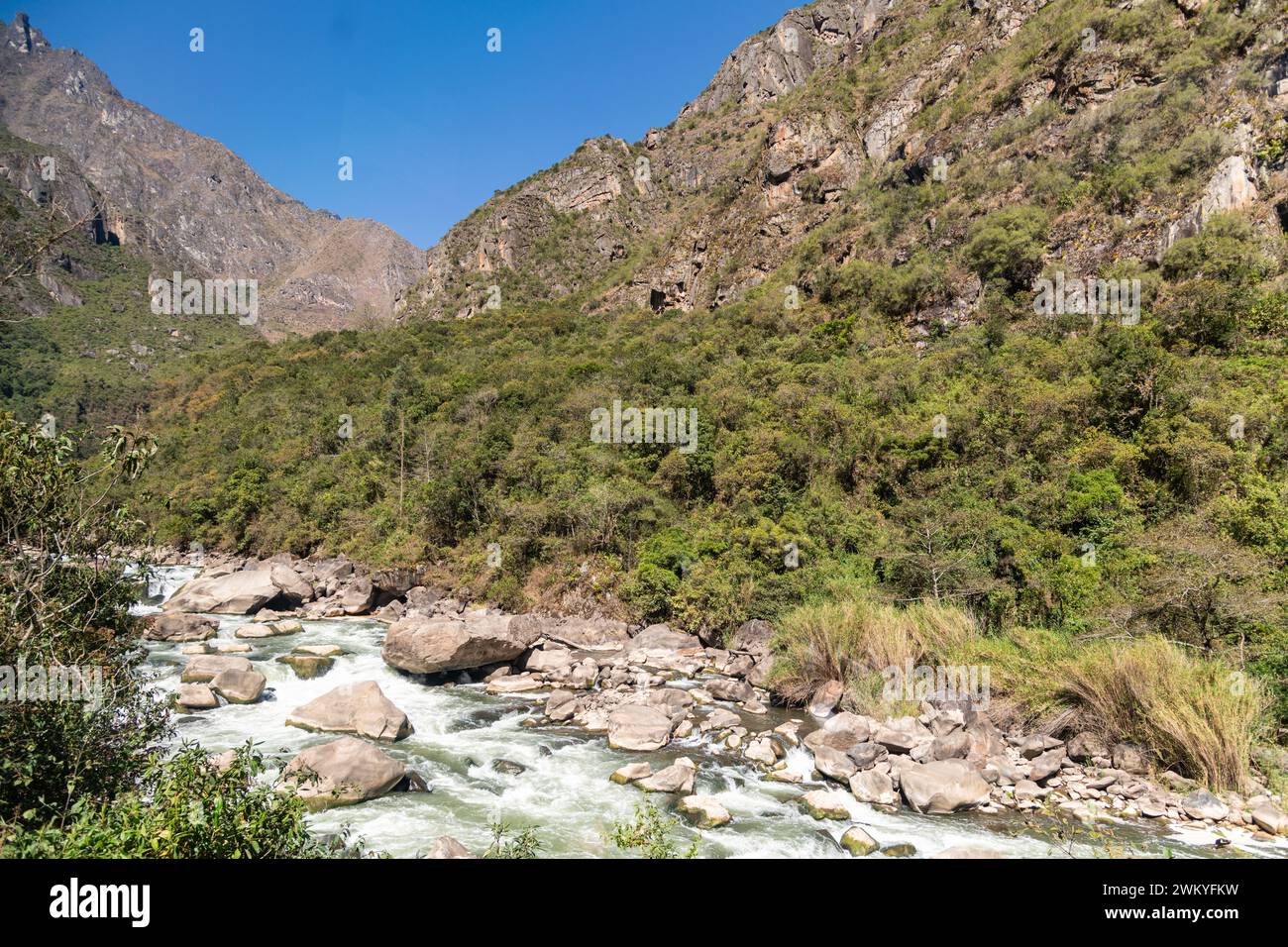 Ein Fluss, der durch die Berge des Heiligen Tals entlang des Inka-Pfads in Peru fließt Stockfoto