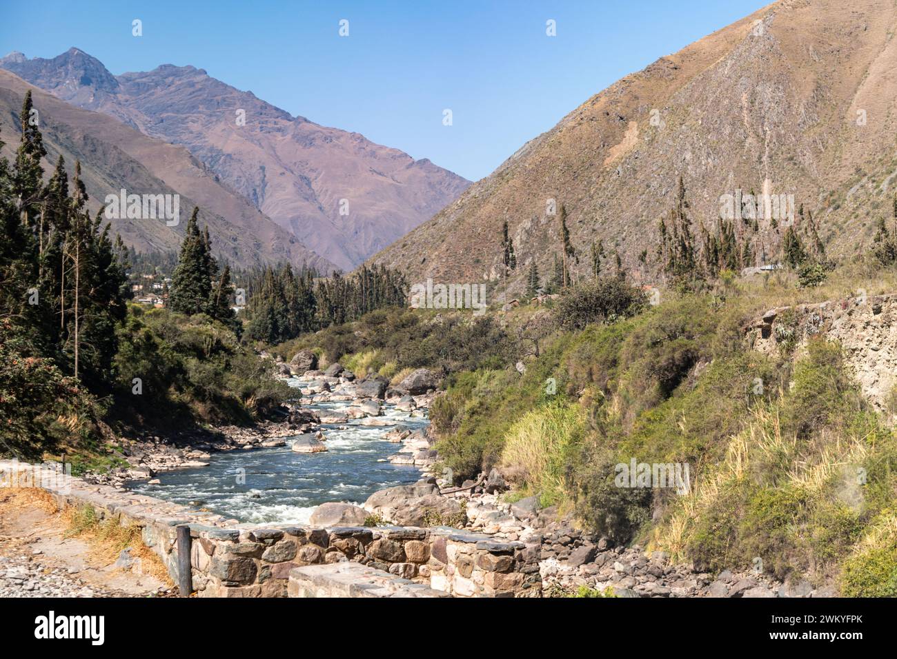 Ein Fluss, der durch die Berge des Heiligen Tals entlang des Inka-Pfads in Peru fließt Stockfoto