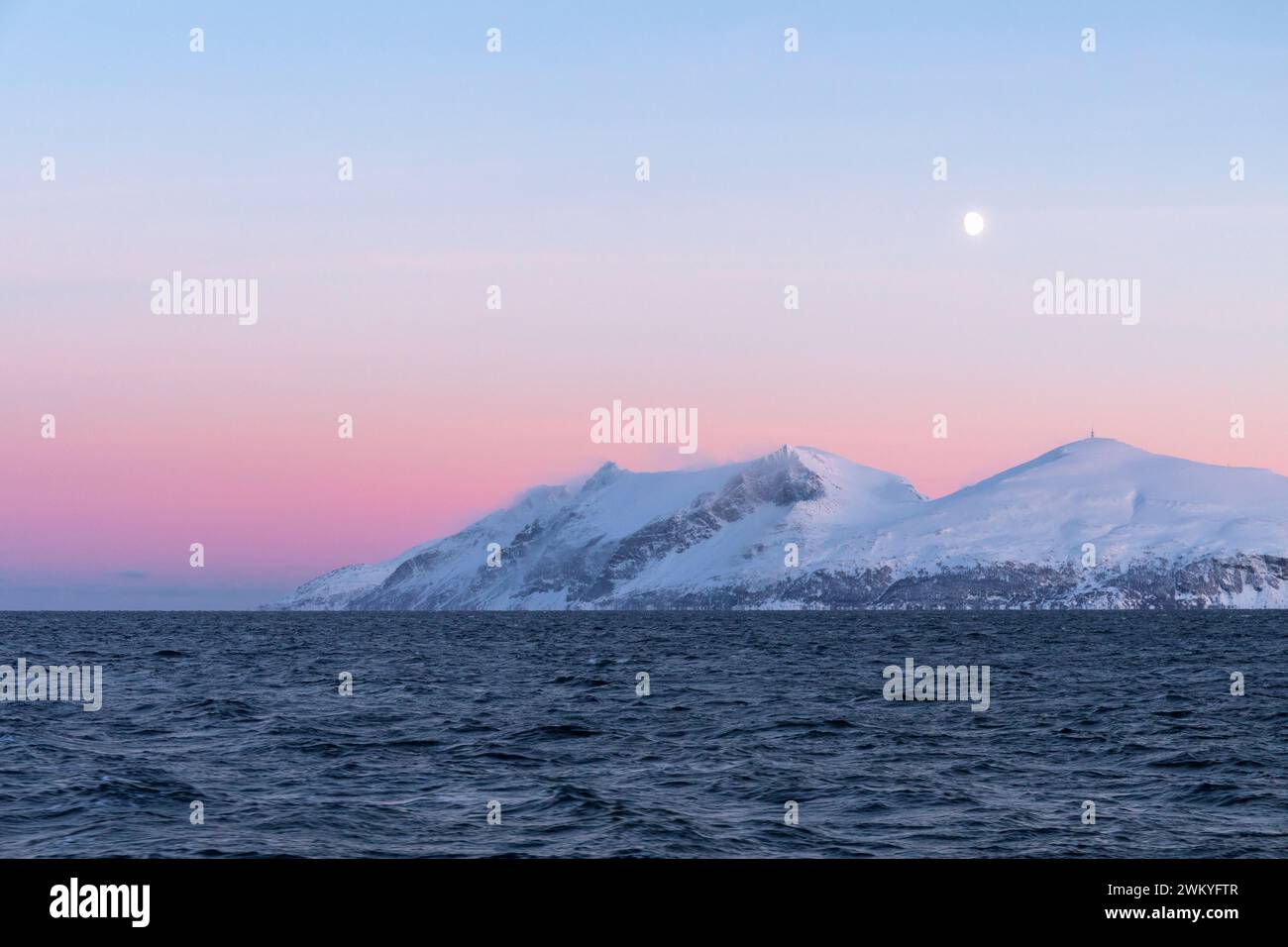 Europa, Norwegen, Troms County, Blick auf die Insel Arnoya und die Küste nördlich der Lyngen Halbinsel Stockfoto