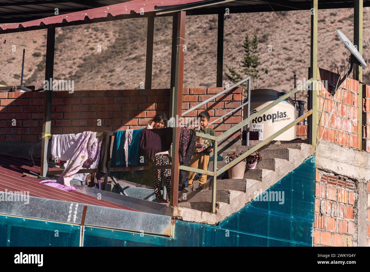 Zwei peruanische Kinder beobachten von einem Gebäude im Heiligen Tal in der Nähe des Inka-Pfads in Peru Stockfoto