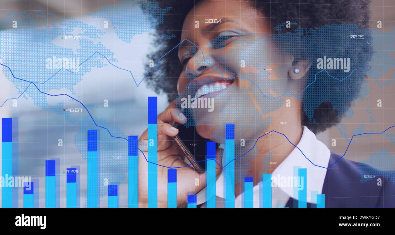 Bild der Datenverarbeitung und Weltkarte über afroamerikanerin mit Smartphone Stockfoto