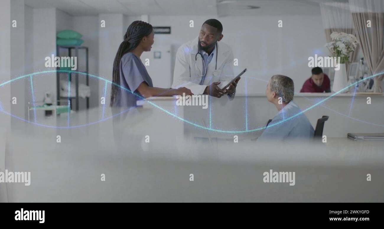 Bild des dna-Strangs und der Datenverarbeitung über verschiedene Ärzte im Krankenhaus Stockfoto