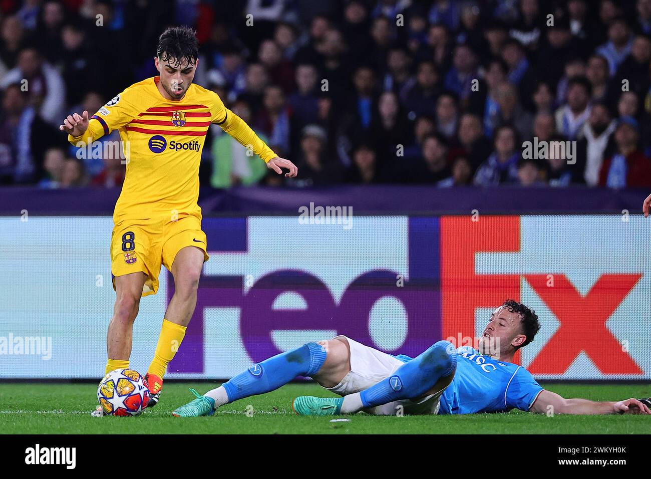 Pedro Gonzalez Lopez Pedri vom FC Barcelona und Amir Rrahmani vom SSC Napoli treten am 21. Februar 2024 im Diego Armando Maradona Stadion in Neapel (Italien) um den Ball an. Stockfoto