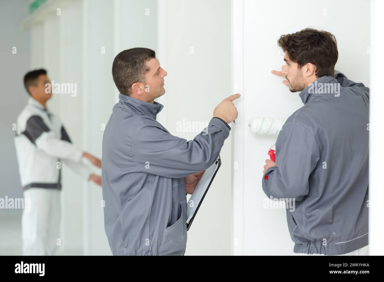 Junger Mann mit Roller auf dem Berufsdekor-Kurs Stockfoto