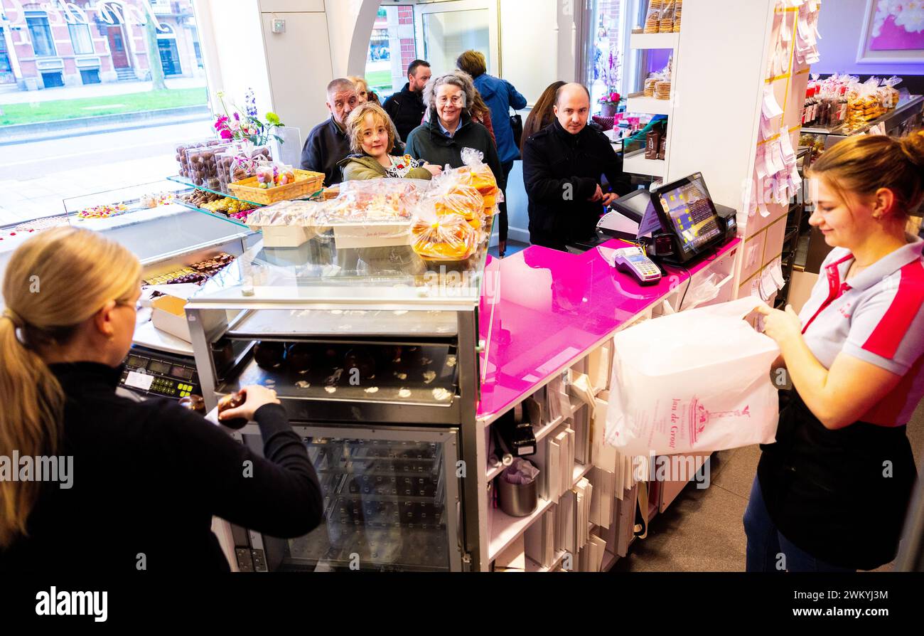 DEN BOSCH – Kunden kaufen Bossche Bollen bei Banketbakkerij Jan de Groot. De Bossche Bol gibt es seit hundert Jahren. ANP IRIS VAN DEN BROEK niederlande aus - belgien aus Stockfoto