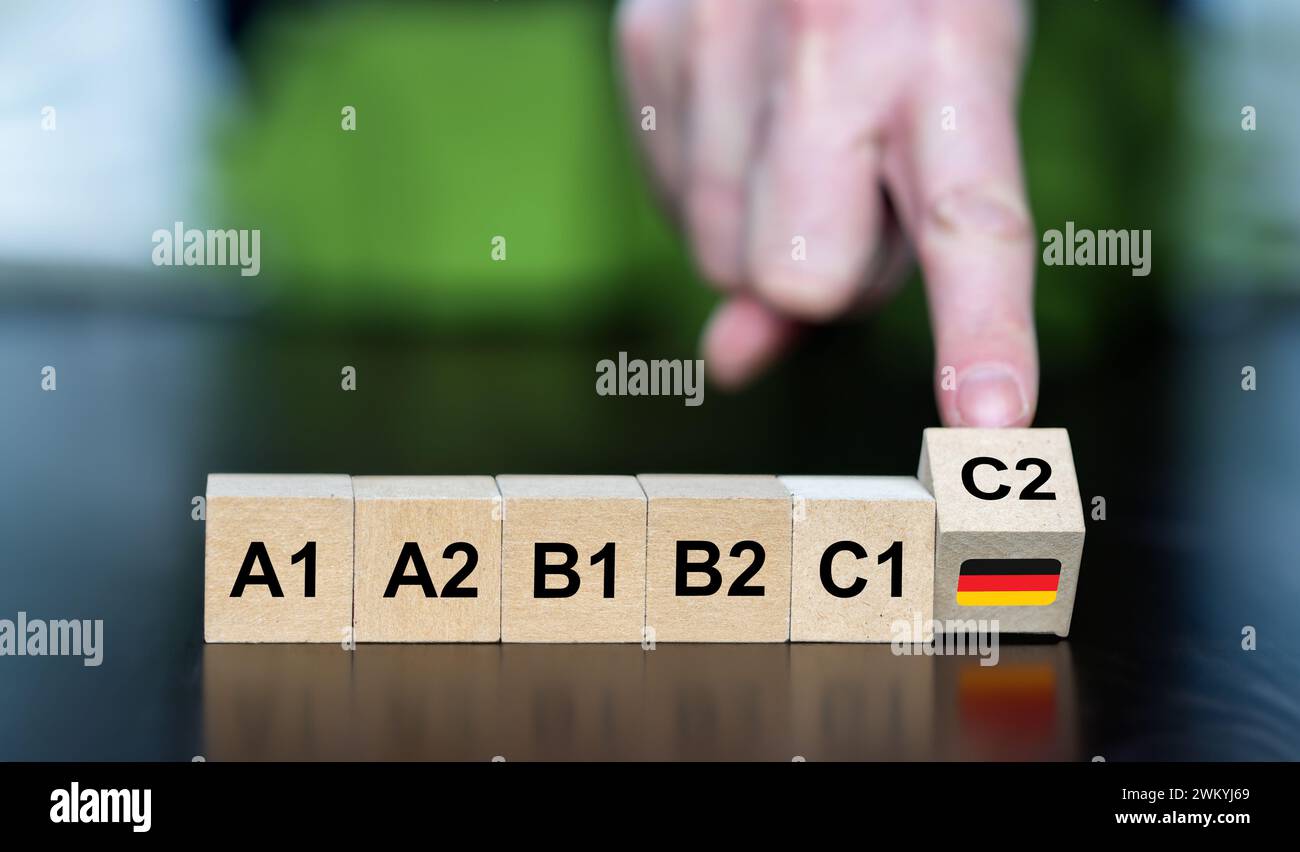 Symbol für das Erlernen der deutschen Sprache. Holzwürfel zeigen die Fähigkeitsstufe A1 bis C2. Stockfoto