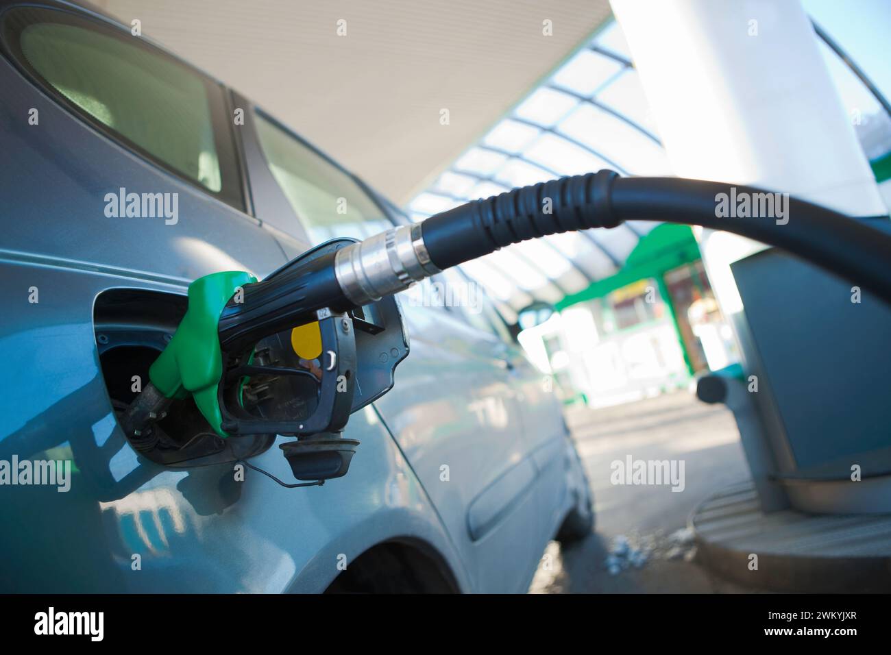 Pumpe, pumpt Gas in ein Auto an einer Tankstelle Stockfoto