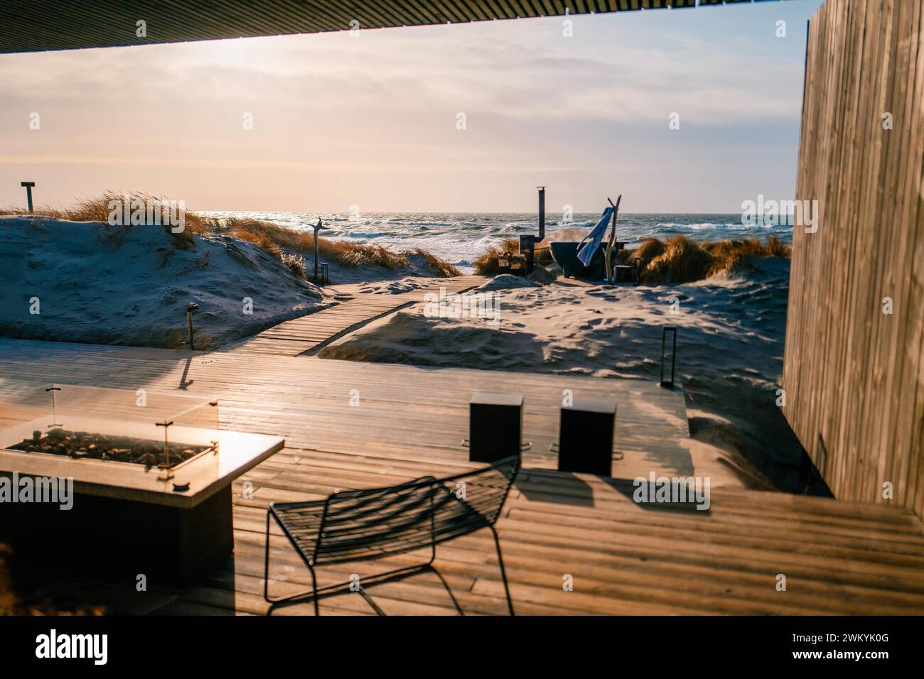 Haus am Ufer der Ostsee. Terrasse bei Sonnenuntergang Stockfoto