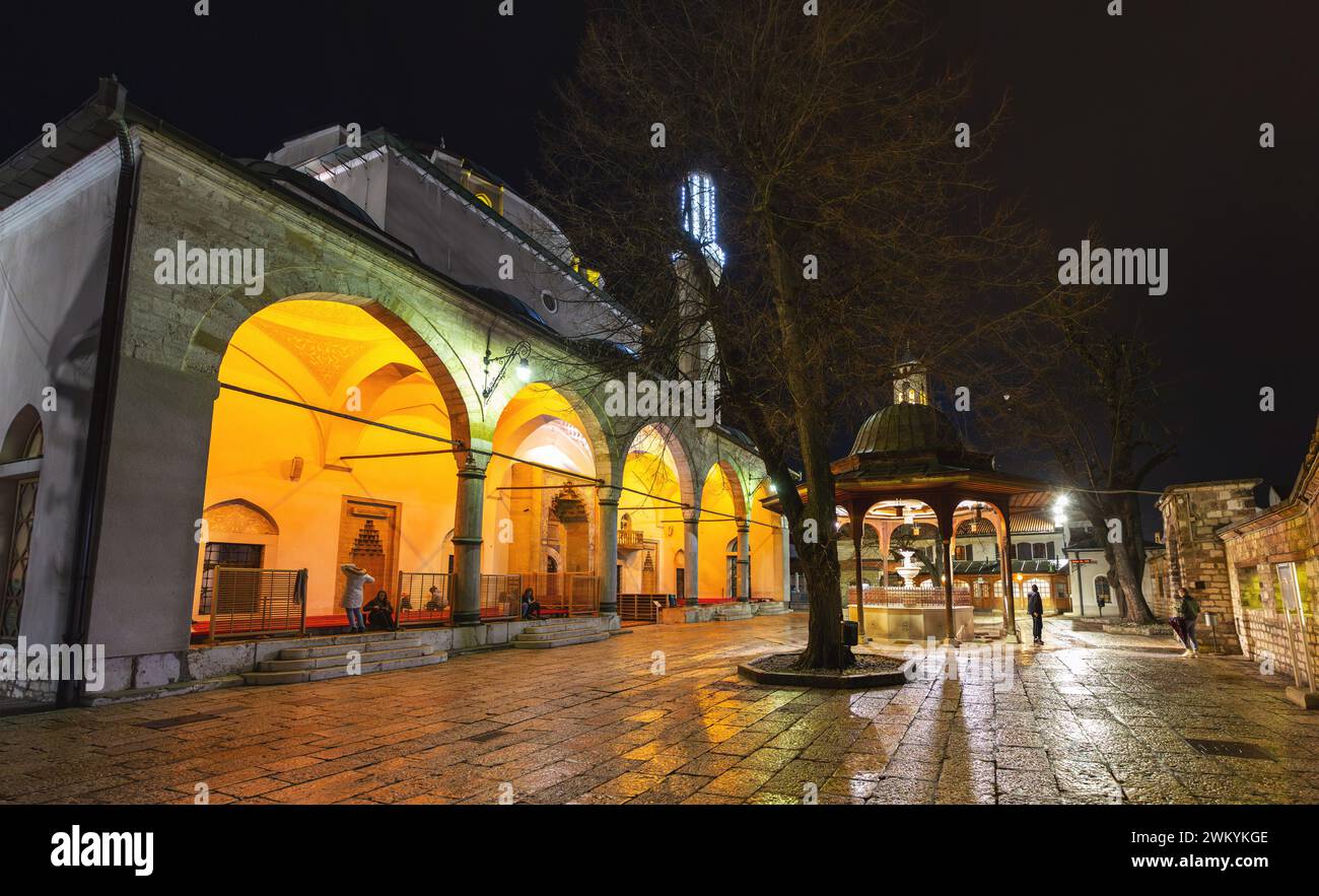 Sarajevo – BiH – 10. Februar 2024: Die Gazi Husrev Beg Moschee ist eine Moschee in Sarajevo. Sie wurde im 16. Jahrhundert erbaut und ist die größte historische Moschee in Bosnien Stockfoto