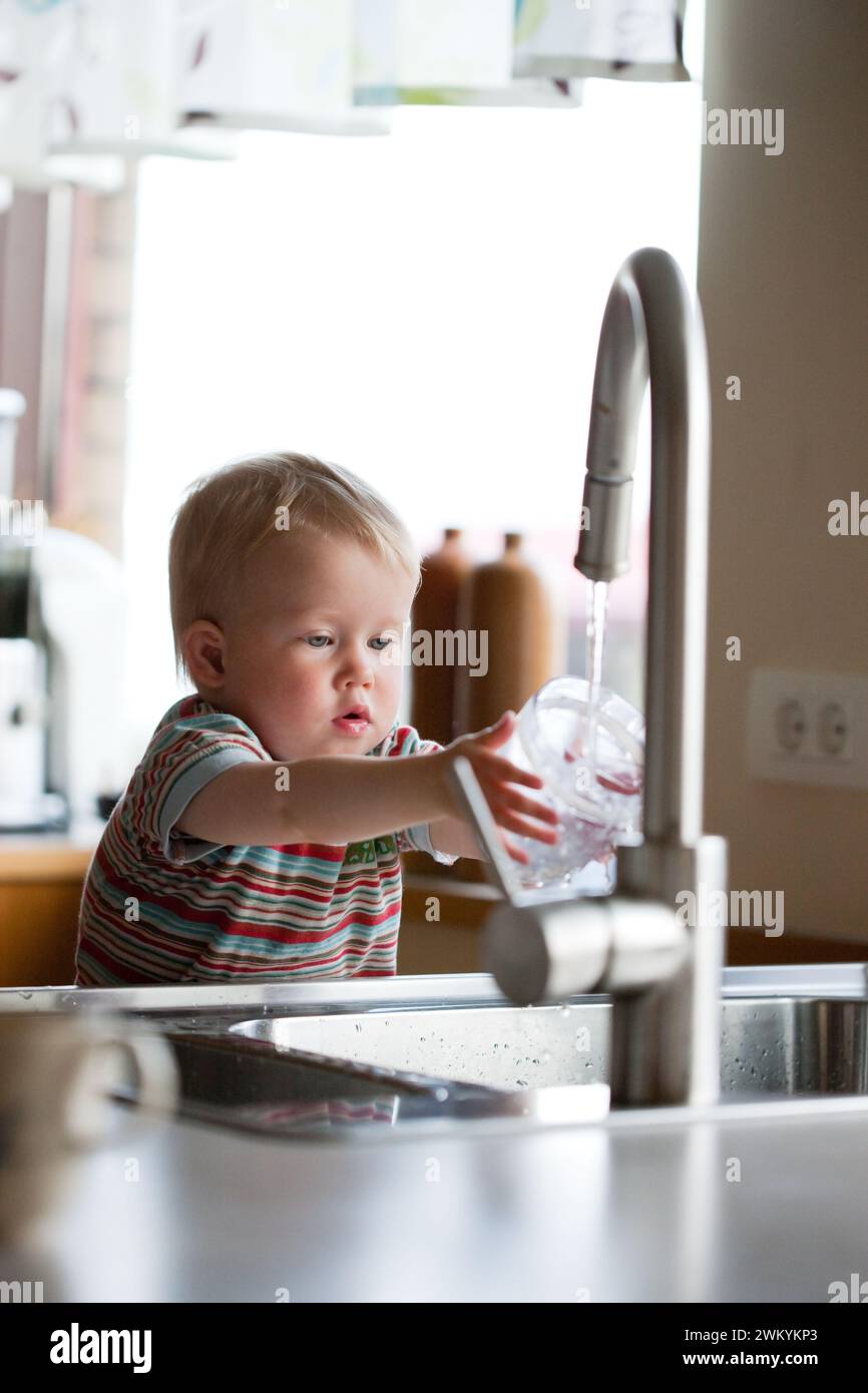 Kleinkind spielt in der Küche Stockfoto